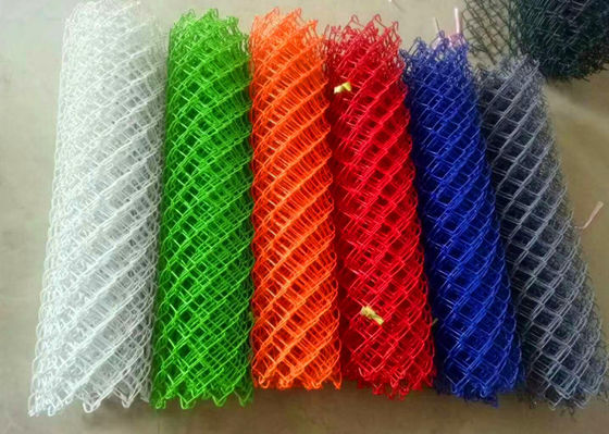 μέταλλο 5mm πλέγμα διαμαντιών PVC φρακτών συνδέσεων αλυσίδων 4 ποδιών που περιφράζει την ομαλή επιφάνεια