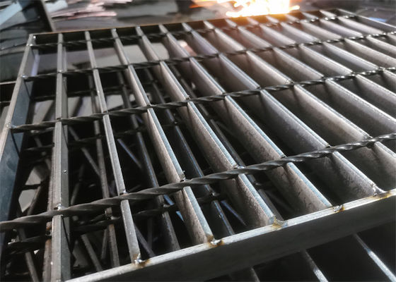 Αντι πιάτο 65x5mm κιγκλιδωμάτων χάλυβα χαμηλού άνθρακα ολισθήσεων για τους αγωγούς σταδίων