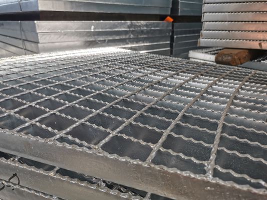 Τετραγωνικά βήματα 40mm σκαλοπατιών σχαρών χάλυβα λιμένων αντιολισθητικά για την εφαρμοσμένη μηχανική υγιεινής