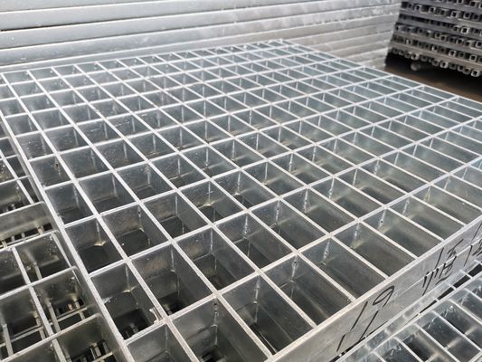 Επίπεδος τύπος 76mm γαλβανισμένα πρότυπα κιγκλιδωμάτων NAAMM σκαλοπατιών διασκεδασμού θερμότητας πλέγματος χάλυβα