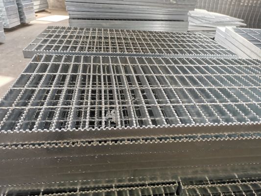 Επίπεδος τύπος 76mm γαλβανισμένα πρότυπα κιγκλιδωμάτων NAAMM σκαλοπατιών διασκεδασμού θερμότητας πλέγματος χάλυβα