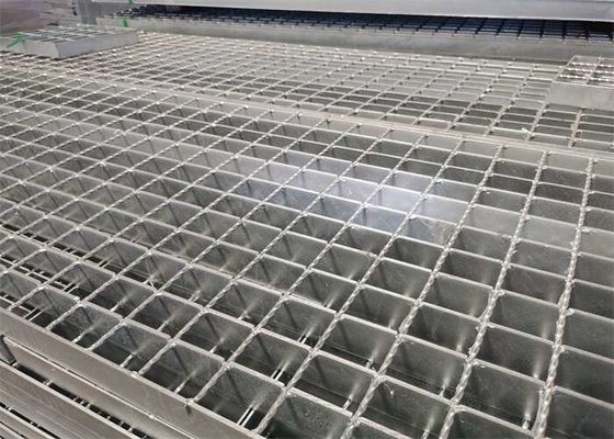 Βιομηχανικός χάλυβας βημάτων σκαλοπατιών πλατφορμών που ξύνει 5mm πυκνά για τη γέφυρα σιδηροδρόμων