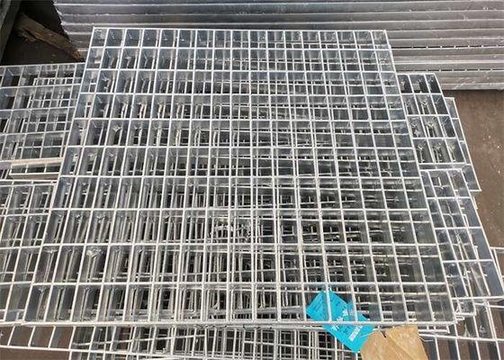 Οδοντωτός αντιολισθητικός χάλυβας βημάτων σκαλοπατιών 32*3mm την καυτή εμβύθιση που γαλβανίζεται που ξύνει
